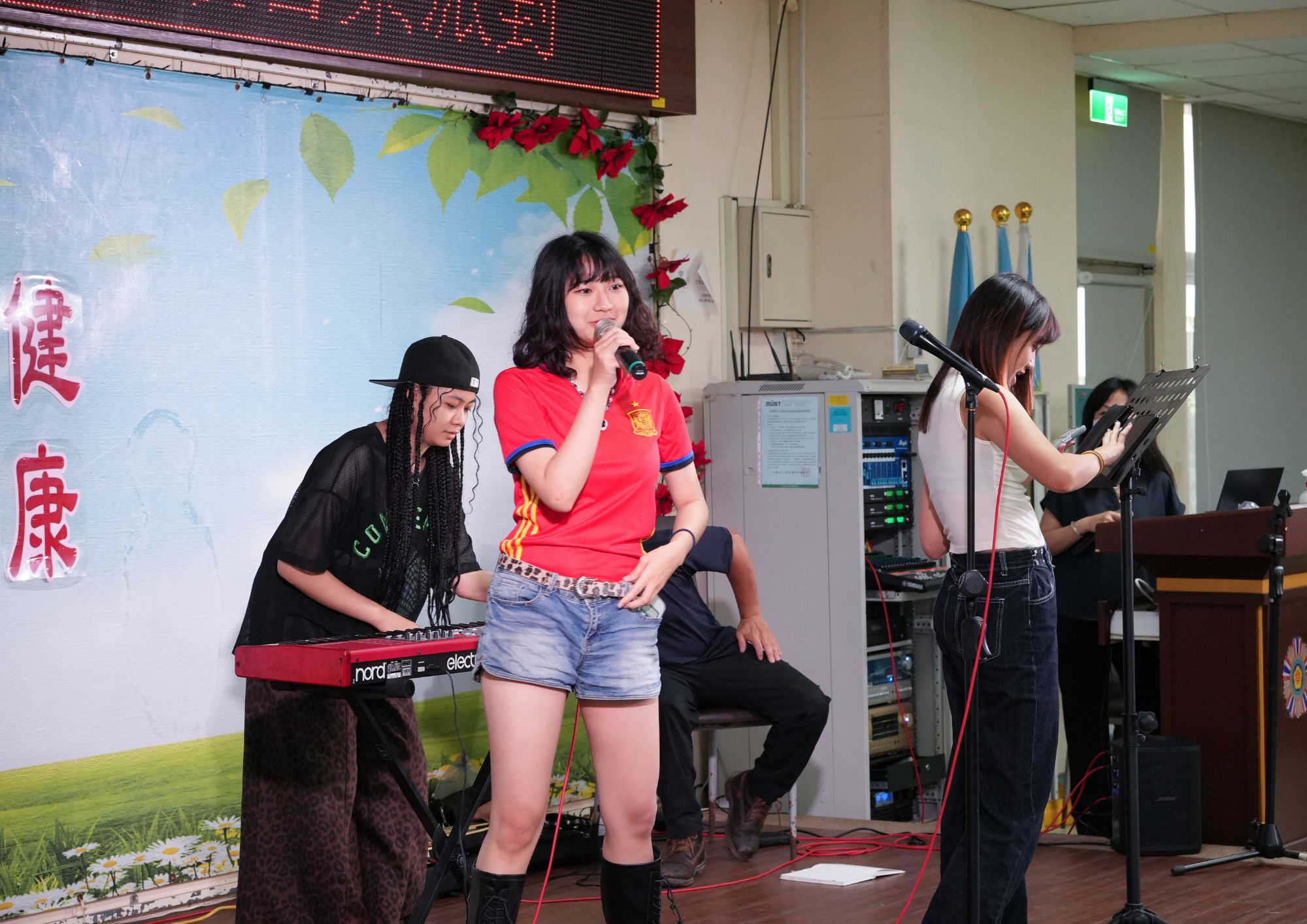 臺藝大研發處推動「地方創生．藝術共榮」計畫，媒合臺藝大樂府社攜手板橋榮民之家舉辦「搖滾音樂派對」活動，以音樂與舞蹈共譜世代交流