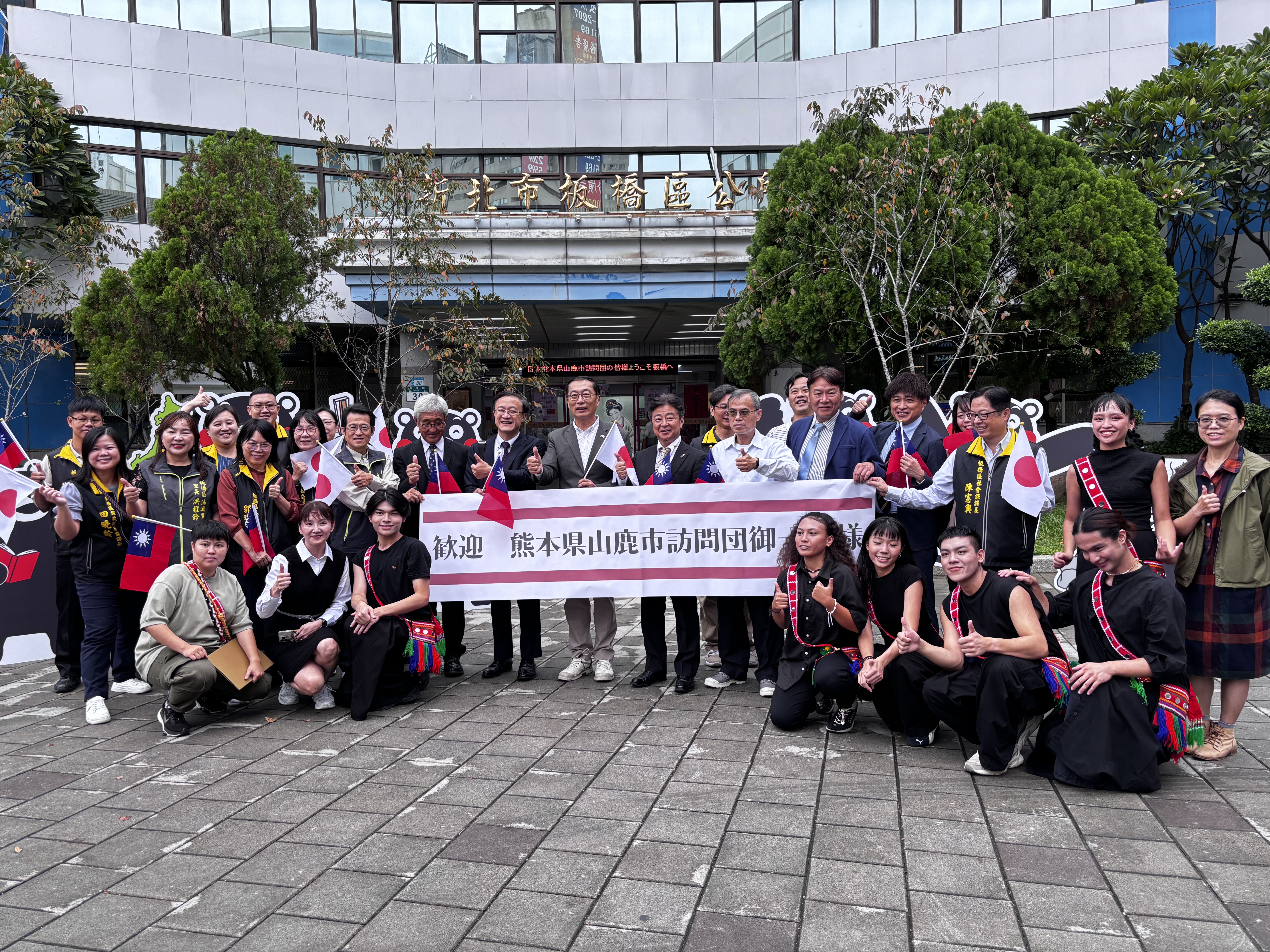 本校演出團隊與日本參訪團合影