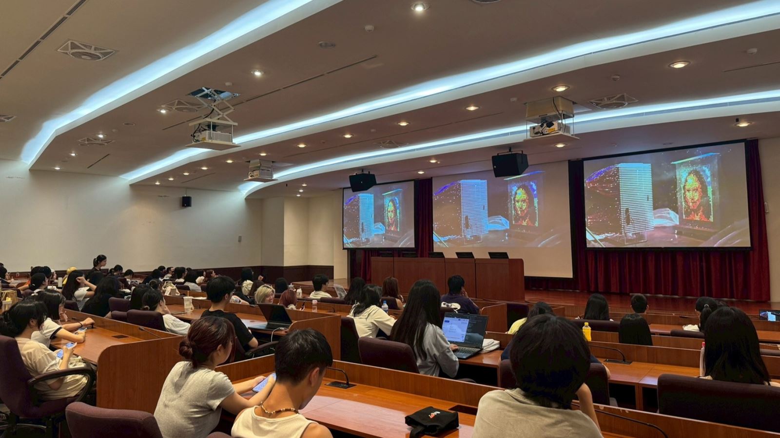 華碩(ASUS)團隊也特別展示了專為專業創作者打造的 ProArt 系列產品，讓師生理解RTX AI PC 如何成為專業創作者的數位畫布，實現軟硬體整合的高效能創作體驗