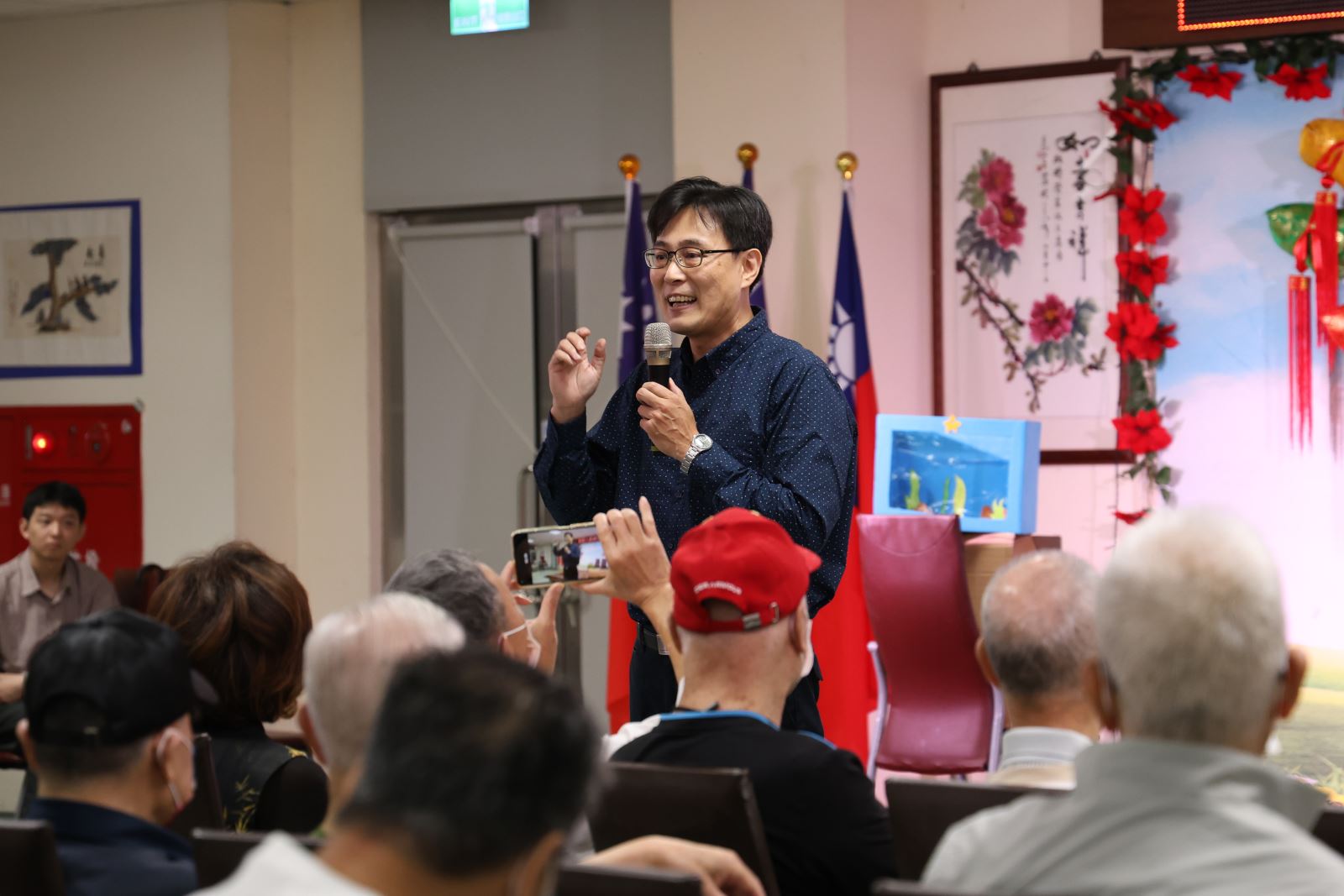 本校戲劇學系張連強老師先後於板橋榮民之家與華僑中學舉辦三場次演出，實踐藝術關懷與文化共享。