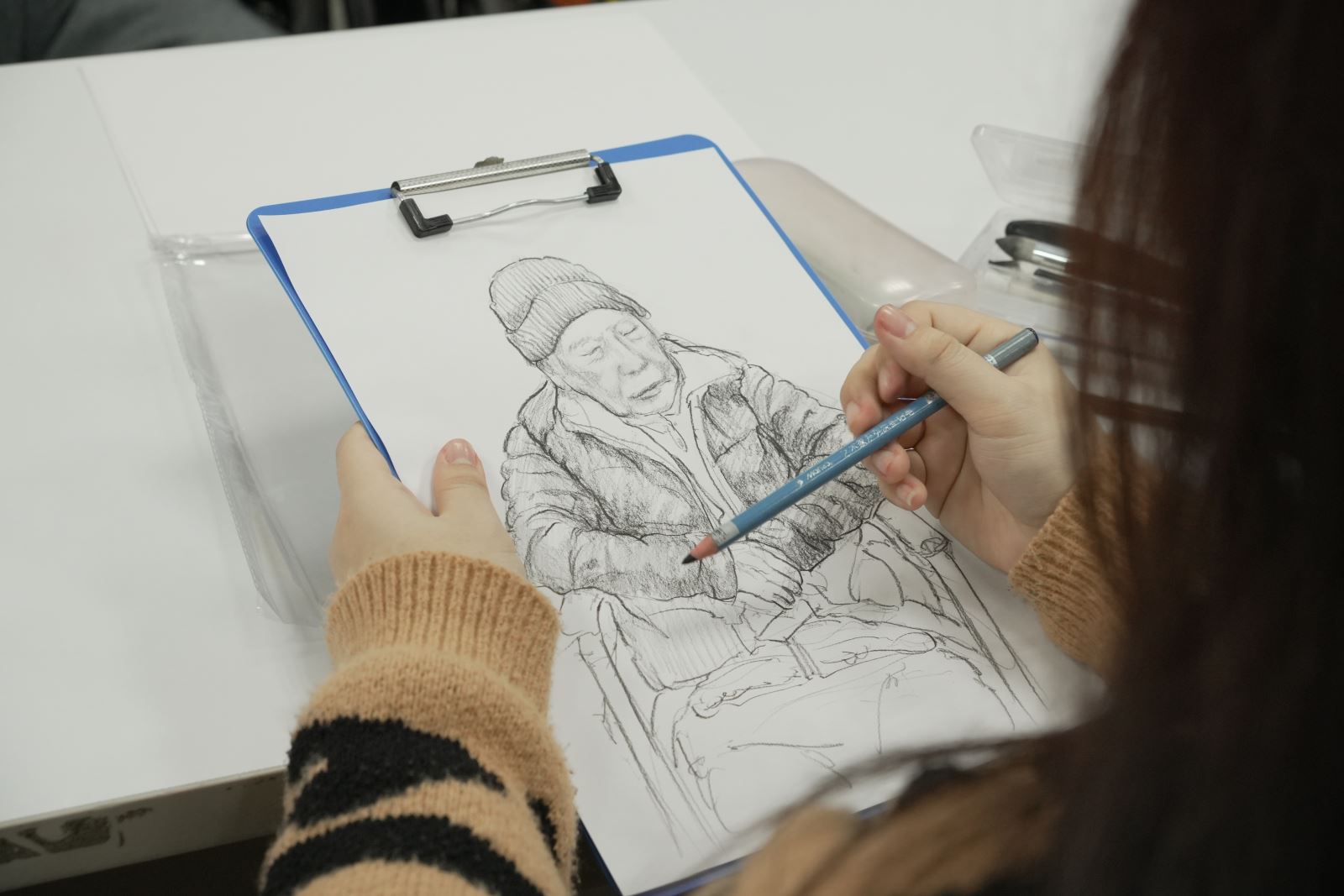 活動現場中學生們為長者逐一進行素描