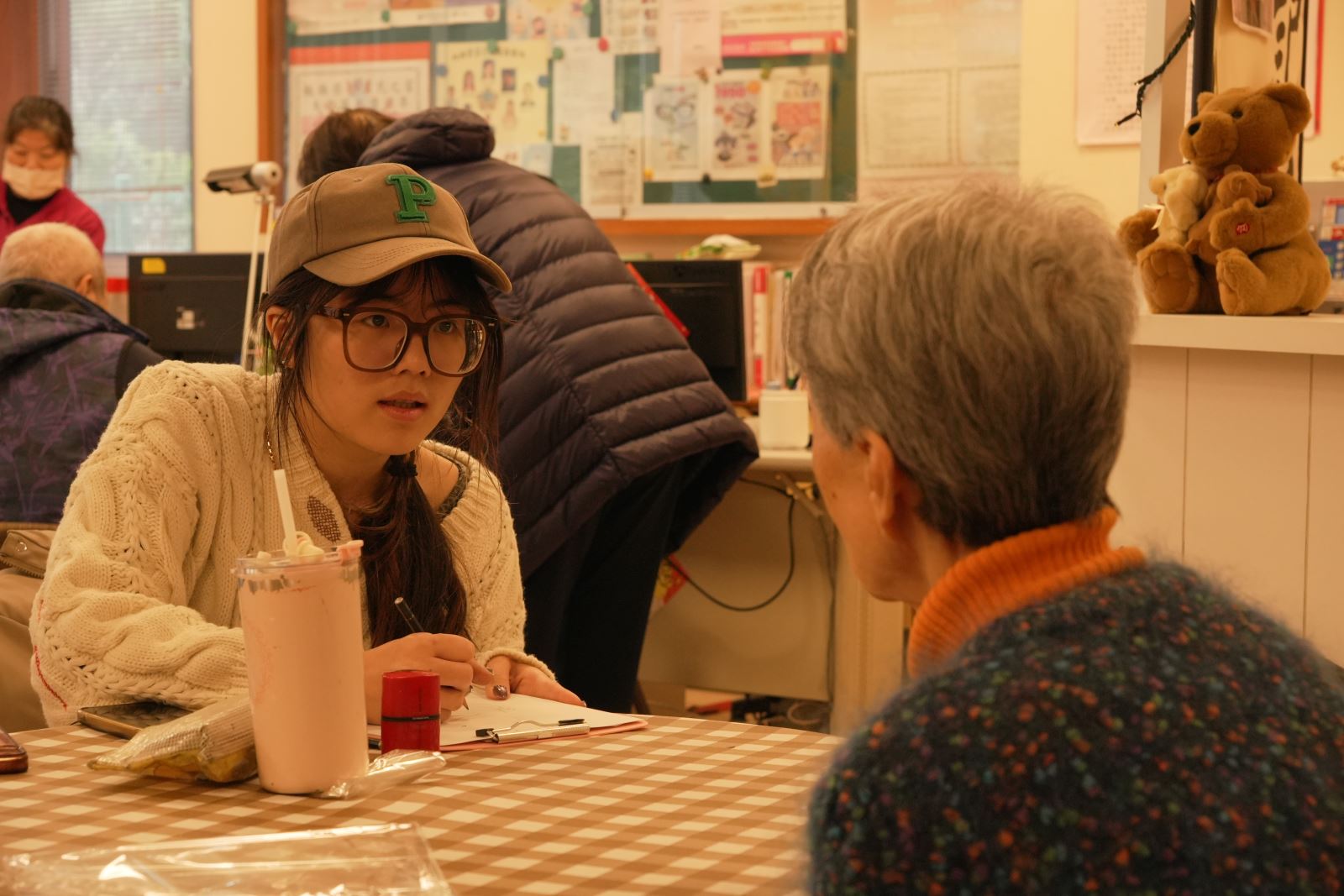 學生們為長者逐一進行素描，一邊觀察神情，一邊細心聆聽