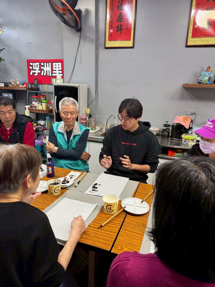 活動課程內容涵蓋水墨書法、詩句臨摹、花鳥山水繪畫與扇面創作等主題，在師生互動與陪伴中逐漸熟悉筆墨節奏