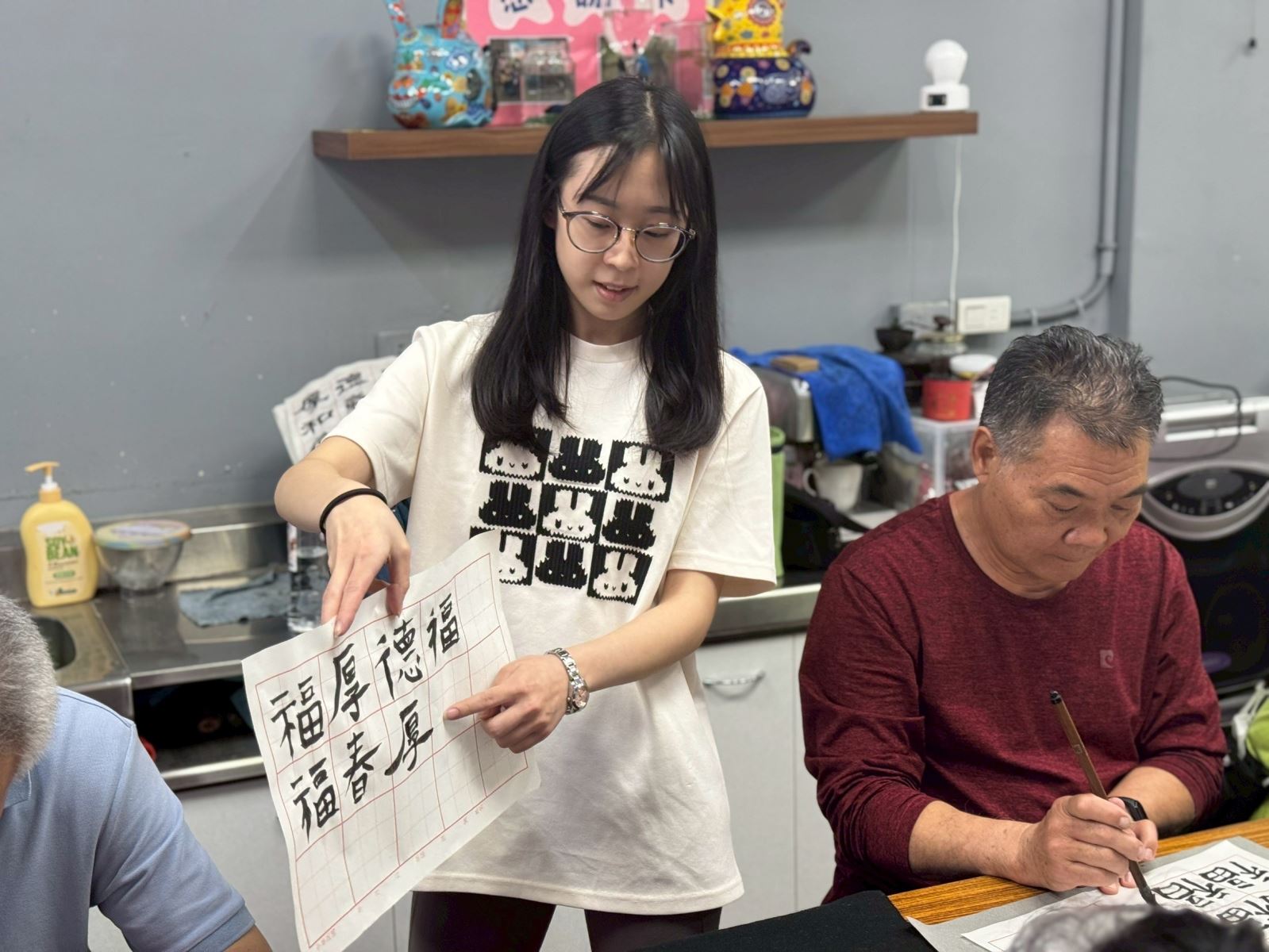 臺藝大研發處推動「地方創生藝術共榮」計畫，攜手新北市板橋區浮洲里的賴姿吟里長合作辦理「114年浮洲里書畫趣生活」系列課程